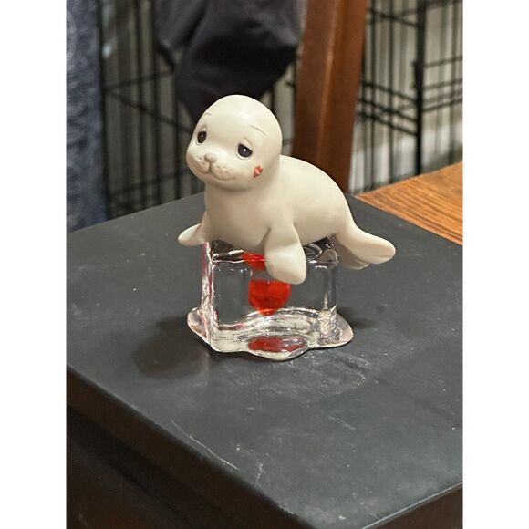 Precious Moments Fun Club Exclusive 2002 "Seal-ed With A Kiss" By Enesco - Picture 1 of 6